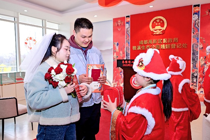 巴蜀庙会“小喜神”送福来