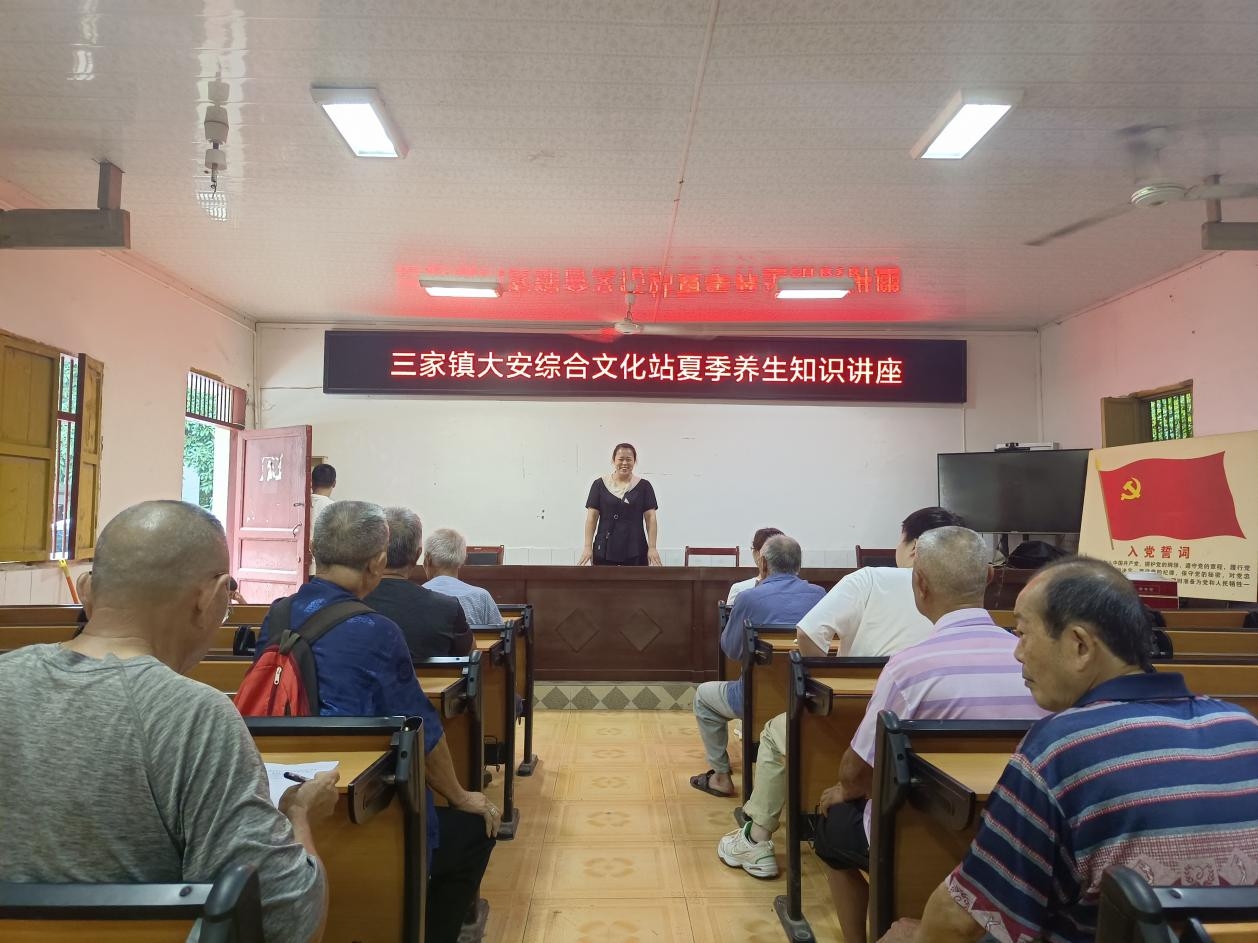 多功能活动厅室内面积120平方米，配备音箱1套，电视1台，会议桌椅24组，空调3台，满足日常培训、排练等需求。