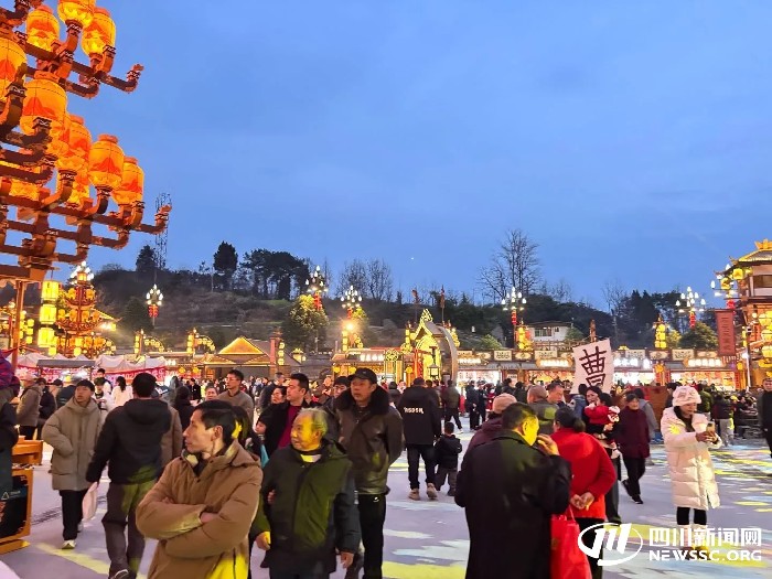 实景演艺、非遗民俗、特色美食…… 大蜀道不夜三国城新春夜游人气爆棚！