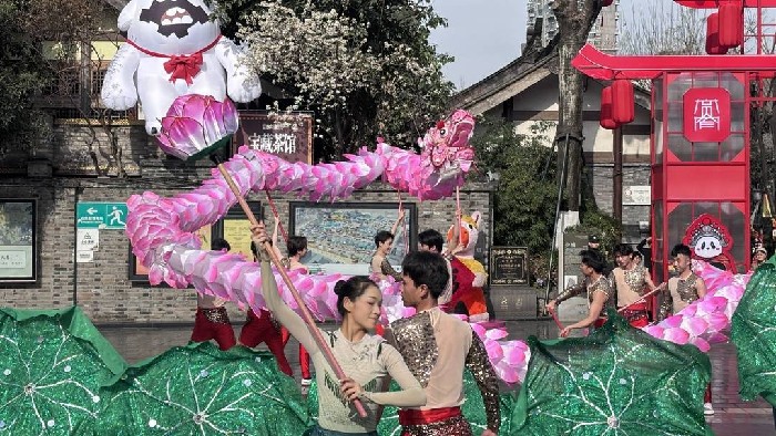 成渝CP又整活！成都宽窄巷子铜梁龙舞快闪展演燃爆现场