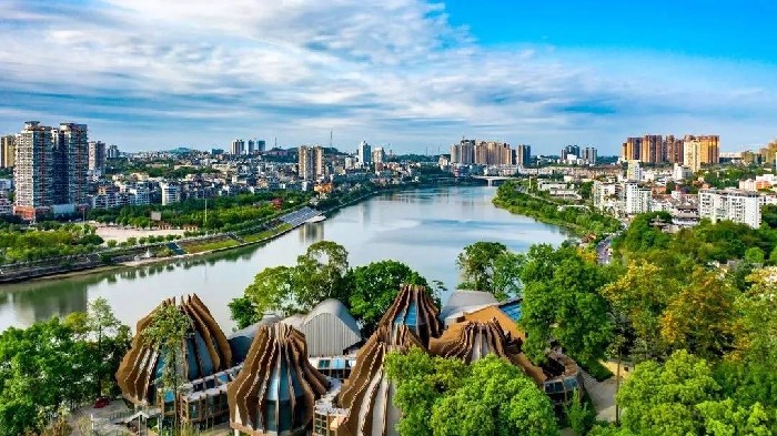 近千名游客逛完灯城逛甜城 内自联动文旅热度持续攀升