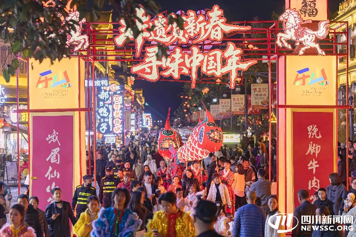 千灯点亮元宵夜 乐山千年古镇上演光影盛宴