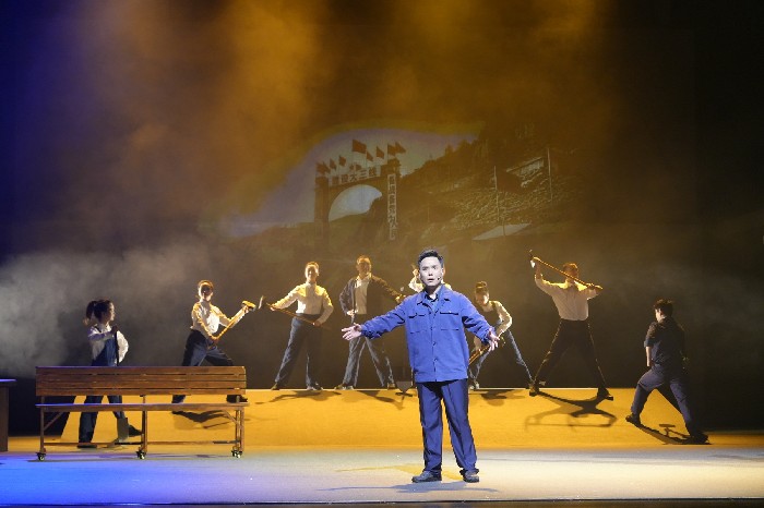 以艺术之名致敬奋斗者！攀枝花原创音乐剧《一路钒花》燃情开演