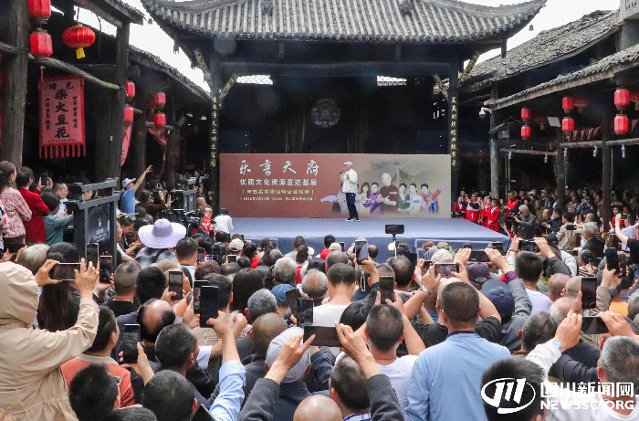 川味曲艺乐翻天 李伯清公益巡演走进乐山犍为