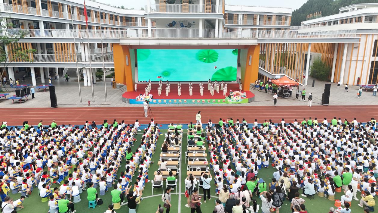 艺韵飞扬润童心！安居四小这场校园艺术节，太嗨了！