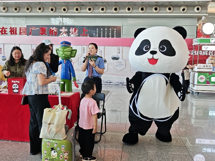 16天游遍南北疆 “熊猫专列·锦绣天府号”在成都载客首发