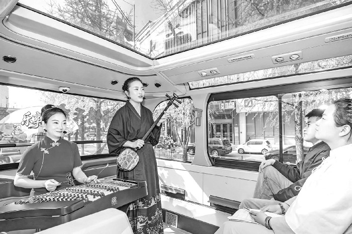 成都巴士把非遗曲艺“搬”上车厢