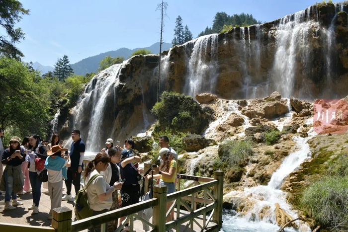 避暑游升温 九寨沟开启暑期旅游旺季模式