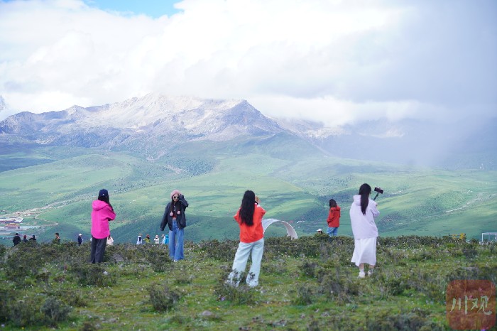 奔赴高原寻清凉 草原避暑游点燃川西文旅活力