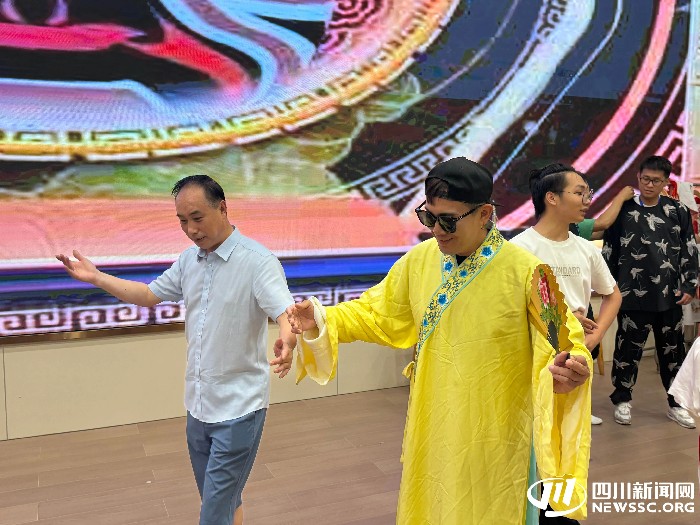 变脸吐火水袖体验 台湾青年沉浸式感受川剧魅力