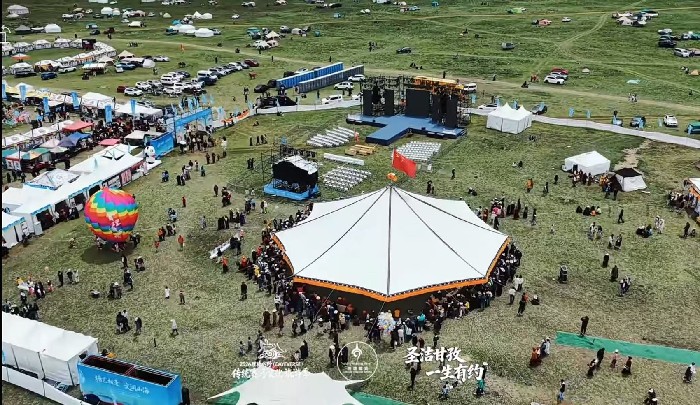 小城解锁避暑旅居新体验： 火把节、赛马会等民俗游带火暑期档