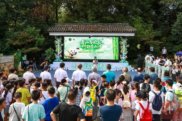 雅安“滚滚”集体过生日，“熊猫故乡”暑期研学游持续升温