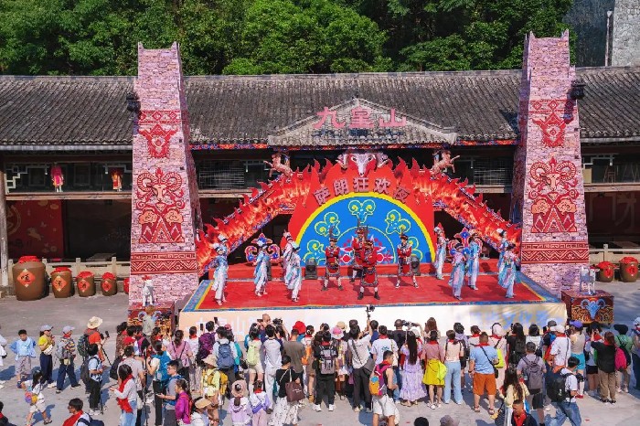 活态传承羌韵非遗，九皇山第十届萨朗狂欢节盛大启幕 ｜马上入川 蜀你好玩