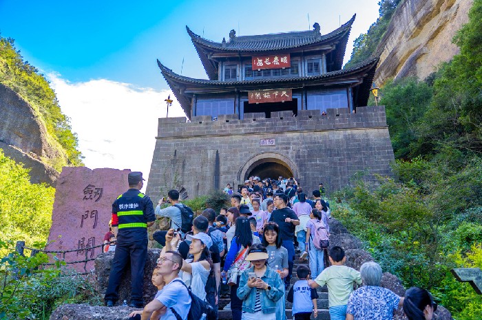 中秋假期过半，四川5A级景区客流同比增长超六成