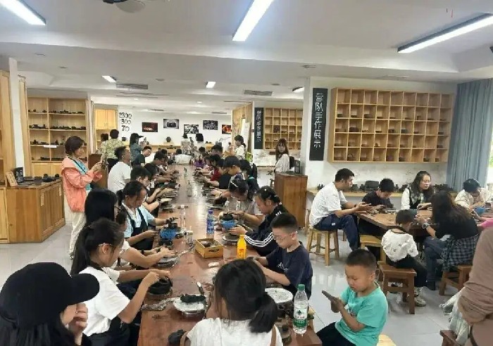 非遗赋能乡村文旅 荥经黑砂艺术村成国庆短途游热门打卡地