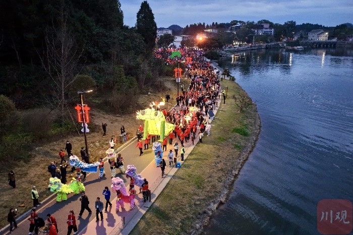 “蛴蟆灯”照亮夜空，省级非遗“送蛴蟆”热闹上演