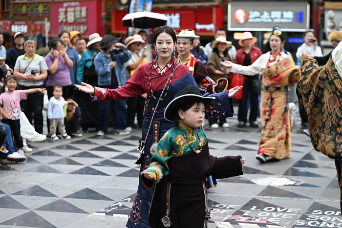 来了就是康定人！康定街头文化活动17天吸引近十万人次